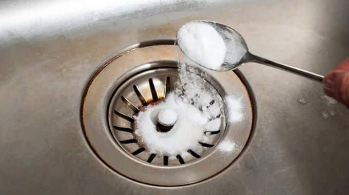 Canalisations bouch&eacute;es ? Pas besoin de plombier : de l&rsquo;eau chaude et un peu de cette poudre suffisent pour tout d&eacute;bloquer