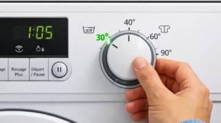Jusqu'&agrave; 2 fois moins d'&eacute;lectricit&eacute; consomm&eacute;e : ce simple r&eacute;glage du lave-linge permet de faire de grosses &eacute;conomies