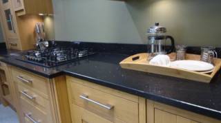 Le meilleur spray maison pour nettoyer un plan de travail en granit sans l'ab&icirc;mer