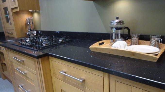 Le meilleur spray maison pour nettoyer un plan de travail en granit sans l'ab&icirc;mer