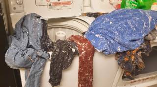 Mouchoir en papier oubli&eacute; dans la machine  Voici comment sauver vos v&ecirc;tements et le lave-linge