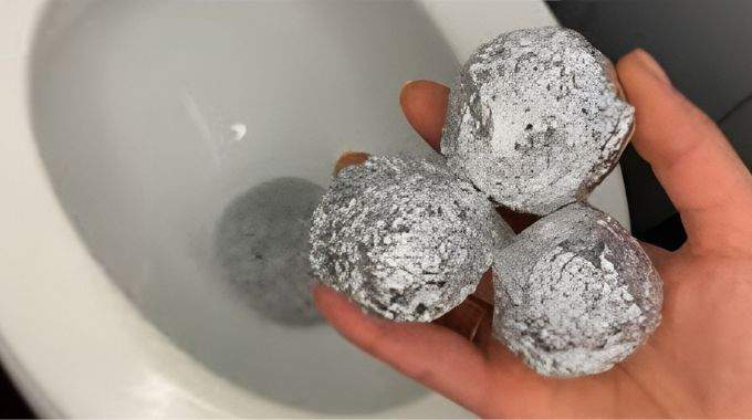 Elle met du papier aluminium dans ses toilettes&hellip; Voici pourquoi vous devriez faire pareil