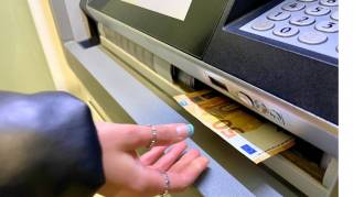 Peu de gens le savent  mais vous pouvez retirer de l&rsquo;argent au distributeur sans carte bancaire (et c'est tr&egrave;s simple)