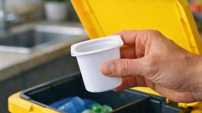 Tri des d&eacute;chets: la r&egrave;gle a chang&eacute; pour les pots de yaourt, voici o&ugrave; les jeter d&eacute;sormais