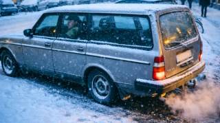 Vous faites tourner le moteur quand vous &ecirc;tes &agrave; l'arr&ecirc;t pour avoir chaud  Une infraction qui peut vous co&ucirc;ter cher