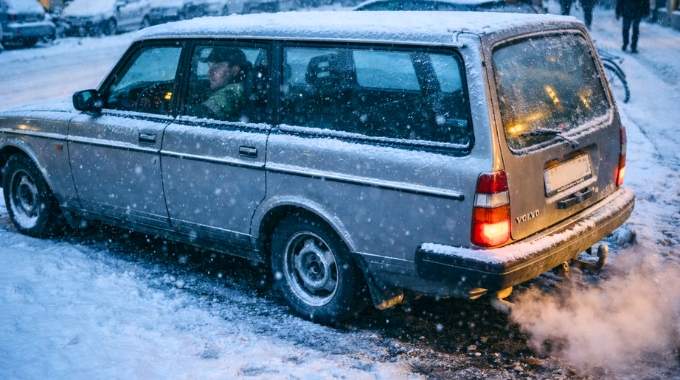 Vous faites tourner le moteur quand vous &ecirc;tes &agrave; l'arr&ecirc;t pour avoir chaud ? Une infraction qui peut vous co&ucirc;ter cher