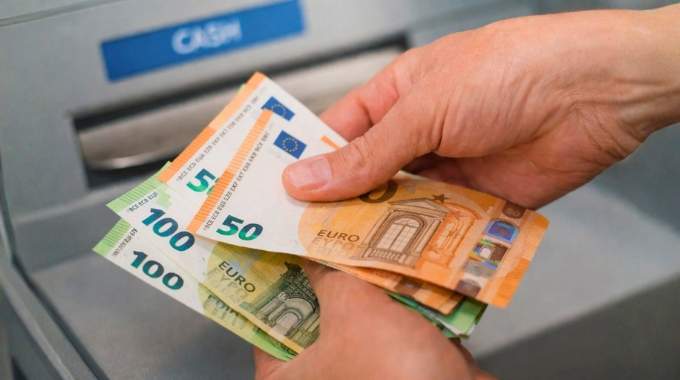 Apr&egrave;s un d&eacute;c&egrave;s, est-il possible de retirer de l'argent du compte du d&eacute;funt pour r&eacute;gler les frais d'obs&egrave;ques ?