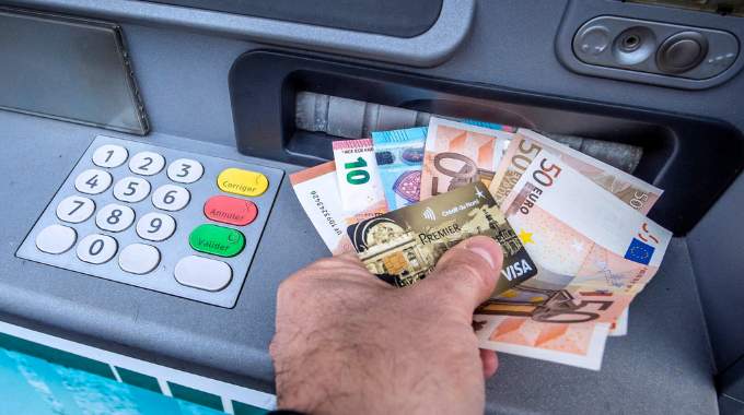 Argent liquide : est-ce que je peux retirer un montant illimit&eacute; dans un distributeur