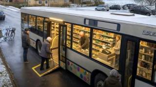 Au Danemark d'anciens bus transform&eacute;s en &eacute;piceries mobiles pour apporter des produits aux personnes &acirc;g&eacute;es isol&eacute;es