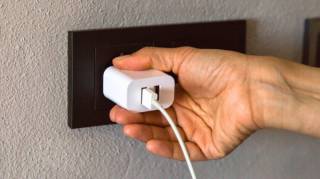 Ce geste que vous devez absolument &eacute;viter lors de l'utilisation du chargeur de t&eacute;l&eacute;phone