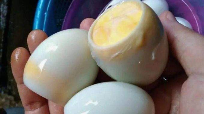 Des m&eacute;decins r&eacute;v&egrave;lent ce que la consommation d'&oelig;ufs durs le matin provoque vraiment dans votre corps