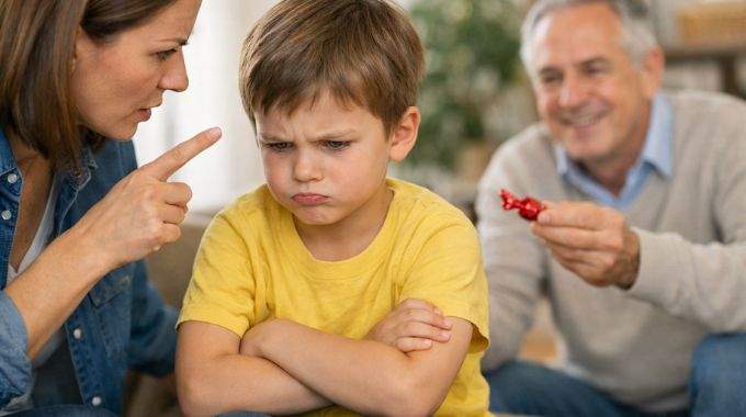 "Forcer mon enfant &agrave; dire s'il te pla&icirc;t est une violence psychologique" : on a demand&eacute; l'avis d'une psy 