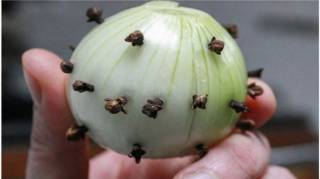 Ma grand-m&egrave;re pique toujours des clous de girofle dans un oignon Voici pourquoi elle faisait &ccedil;a