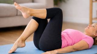 M&eacute;nopause : oubliez les redressements assis voici le seul exercice qui cible la "bou&eacute;e" du bas-ventre