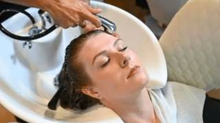 Ni tous les 2 jours ni tous les 4 jours : &agrave; quelle fr&eacute;quence faut-il se laver les cheveux selon un dermatologue