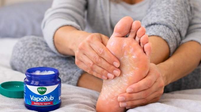 Vicks VapoRub : 3 usages secrets de ce c&eacute;l&egrave;bre pot bleu (vous allez regarder vos pieds autrement)