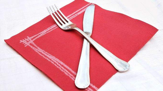 Voici pourquoi il ne faut jamais croiser ses couverts sur une table