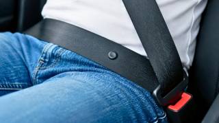 Apr&egrave;s 65 ans de vie je viens seulement de d&eacute;couvrir &agrave; quoi sert ce petit bouton sur la ceinture de s&eacute;curit&eacute;