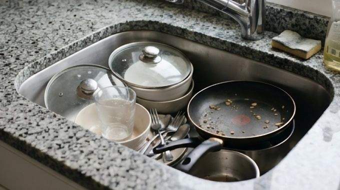 Ce que laisser la vaisselle sale dans l'&eacute;vier rel&egrave;ve selon les psychologues