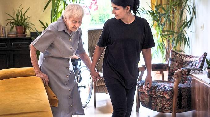 En 2026, les aides &agrave; domicile vont co&ucirc;ter plus cher &agrave; certains seniors