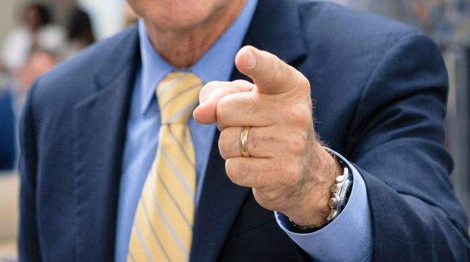 Il demande une augmentation de salaire son patron le vire