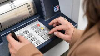 "Le distributeur a aval&eacute; ma carte bleue" : ce bouton m&eacute;connu pr&egrave;s du clavier que 9 clients sur 10 ignorent peut