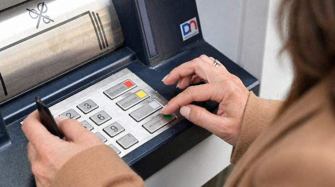 "Le distributeur a aval&eacute; ma carte bleue" : ce bouton pr&egrave;s du clavier que 9 clients sur 10 ignorent peut vous sauver 