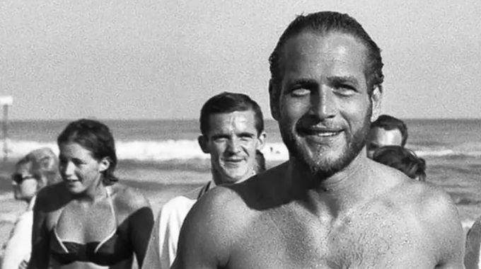 Le reconnaissez-vous  Cette photo d'&eacute;poque rare montre une jeune ic&ocirc;ne hollywoodienne bien avant qu'il ne devienne une star