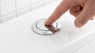 Ne tirez jamais la chasse apr&egrave;s avoir urin&eacute; C'est une grave erreur