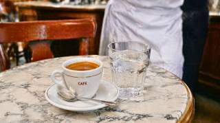 Pourquoi nous donne-t-on un verre d'eau quand on commande un caf&eacute;  Il y a une raison bien connue des serveurs