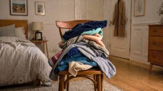 Selon les psychologues voici ce que cela signifie d'avoir une chaise toujours pleine de v&ecirc;tements