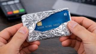 Voici pourquoi vous devez envelopper votre carte bancaire avec du papier aluminium