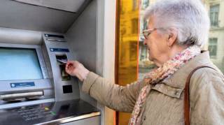 Voici pourquoi vous ne devez surtout pas retirer d'argent les dimanche et lundi