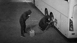 Des voleurs siphonnent un bus et aspirent par erreur le contenu des toilettes