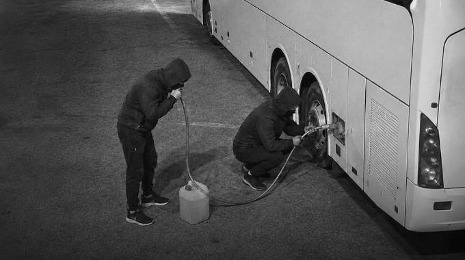 Des voleurs siphonnent un bus et aspirent par erreur le contenu des toilettes