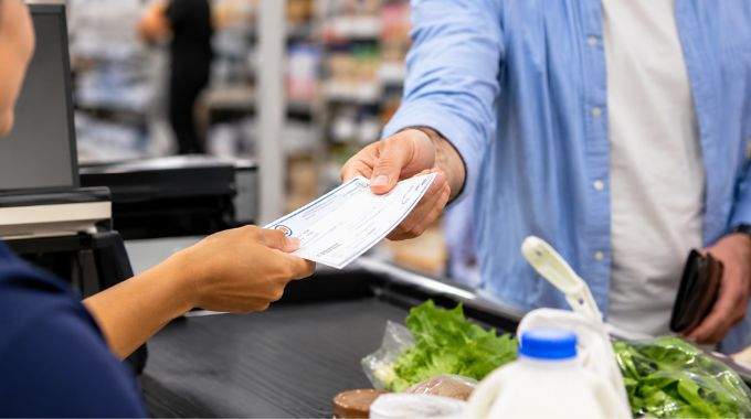 Les op&eacute;rations "ch&egrave;ques diff&eacute;r&eacute;s" se multiplient dans les supermarch&eacute;s