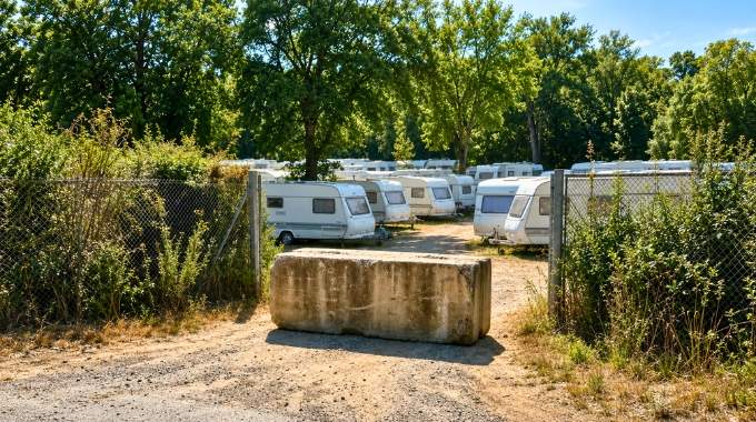Occupation ill&eacute;gale de sa propri&eacute;t&eacute; - il bloque toute sortie avec une &eacute;norme bloc de b&eacute;ton