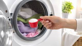 Pourquoi de plus en plus de Fran&ccedil;ais mettent du gros sel dans leurs machines &agrave; laver  Cette astuce simple peut tout changer
