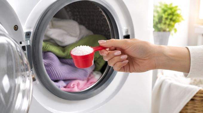 Pourquoi de plus en plus de Fran&ccedil;ais mettent du gros sel dans leurs machines &agrave; laver  Cette astuce simple peut tout changer