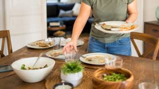 Que signifie selon les psychologues le fait qu'une personne veuille d&eacute;barrasser la table d&egrave;s qu'elle a fini de manger