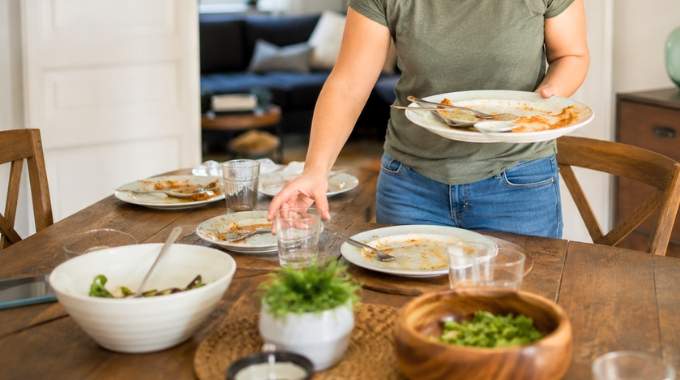 Que signifie selon les psychologues le fait qu'une personne veuille d&eacute;barrasser la table d&egrave;s qu'elle a fini de manger