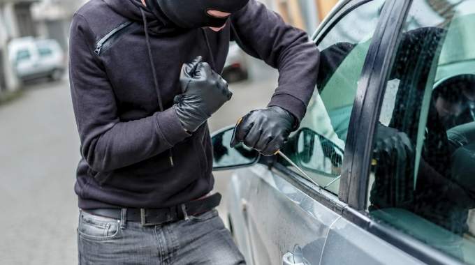 Un homme de 24 ans mort apr&egrave;s une tentative de vol dans une voiture le propri&eacute;taire du v&eacute;hicule plac&eacute; en garde &agrave; vue