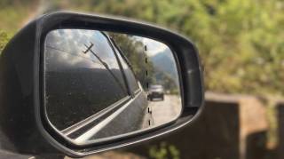 Vous avez remarqu&eacute; ces traits noirs sur vos r&eacute;troviseurs  Leur utilit&eacute; peut vraiment vous &eacute;viter un accident