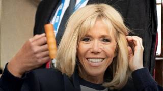 &Agrave; 73 ans Brigitte Macron adopte ces baskets ultra-tendance qui allongent la silhouette et apportent une touche de jeunesse