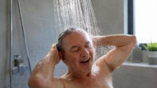Apr&egrave;s 65 ans se doucher tous les jours est une erreur: la fr&eacute;quence recommand&eacute;e qui va en surprendre plus d'un
