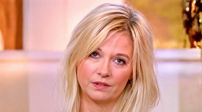 Apr&egrave;s Patrick Bruel Flavie Flament a &eacute;t&eacute; embrass&eacute;e de force par Julio Iglesias : des images choc qui font r&eacute;agir