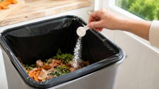 Bicarbonate de soude : l&rsquo;astuce des experts du m&eacute;nage dans la poubelle de cuisine pour &eacute;viter les mauvaises odeurs en &eacute;t&eacute;