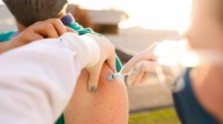 Ces sympt&ocirc;mes du vaccin contre la Covid-19 peuvent persister pendant des ann&eacute;es apr&egrave;s l'administration du vaccin