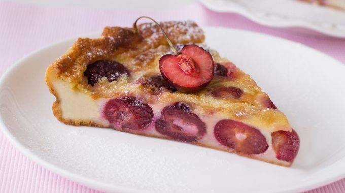 Clafoutis aux cerises : l'astuce de cuisson de 5 minutes pour ne plus jamais retrouver les fruits au fond du plat