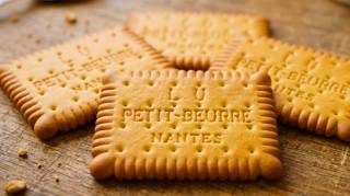 Des g&eacute;n&eacute;rations de Fran&ccedil;ais ont mang&eacute; ce biscuit sans comprendre ce que sa forme signifie